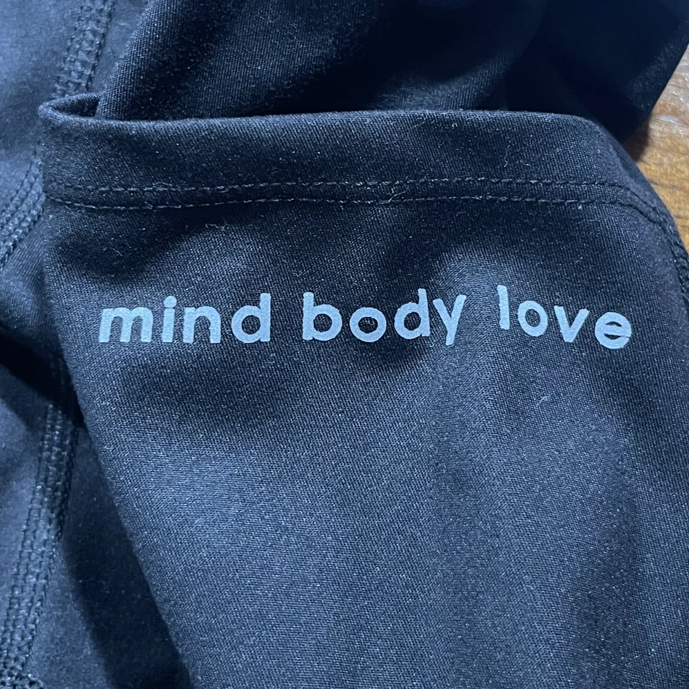 Mind Body Love Peace Love World Black‎ and White Athletic Pocket Leggings XXS